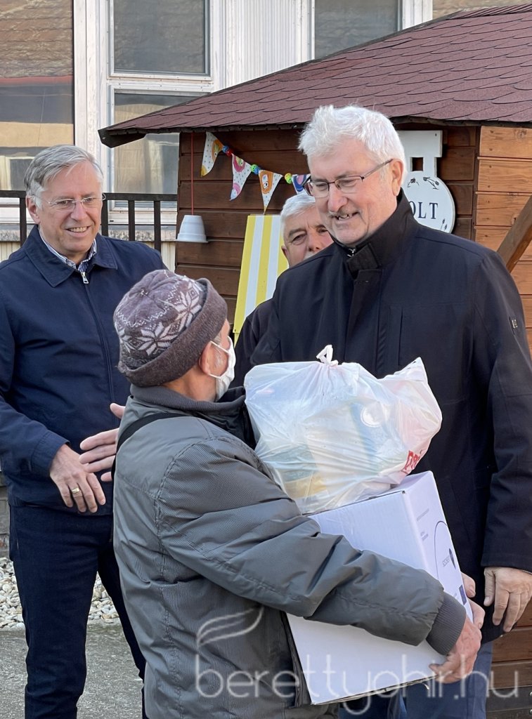 Adományosztás a családsegítő központban 13